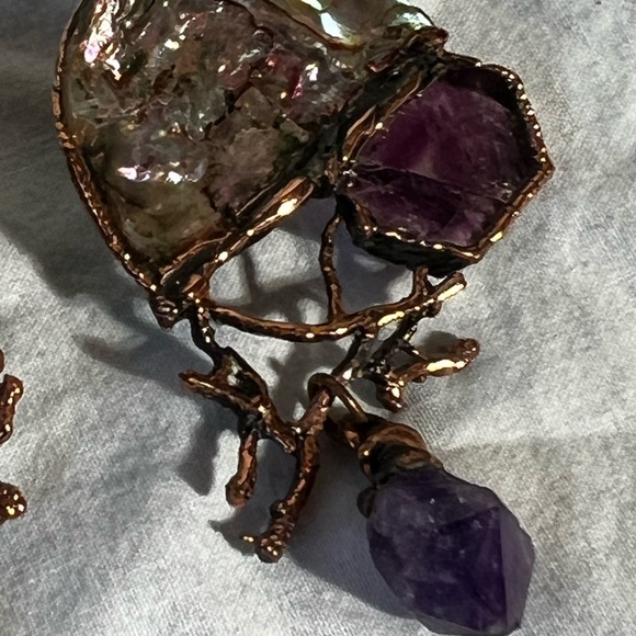 Ornate shell and crystal earrings - Picture 3 of 4